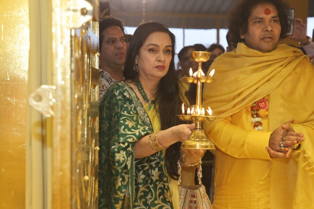Bollywood Abhinetri Padmini Kolhapure Ne Maa Baglamukhi Dham Par Peethadhishwar Ashutosh Baglamukhi Maharaj Ka Liya Aashirwad
